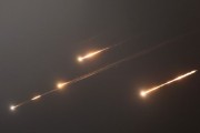 梦见卖药伊朗以导弹齐射回应以色列的大规模袭击